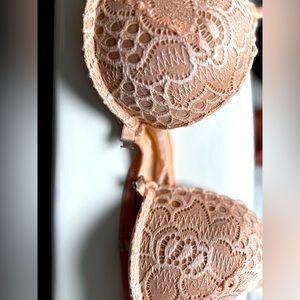 Simple Floral Lace push up Bra, front buckle, comfortable and breathable.